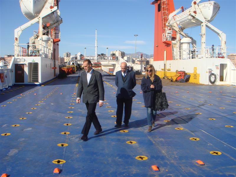 Miguel Campoy, presidente de la Autoridad Portuaria de Alicante, supervisa la primera operativa junto a Joaquín Gallego, delegado en España de Ustica Lines, y Mónica Bautista.