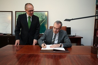Jose Llorca firmando en el libro de honor del puerto