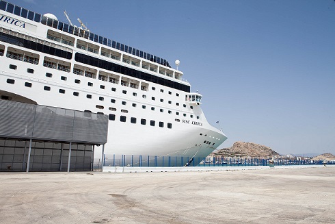 El MSC LÍRICA en la terminal de cruceros