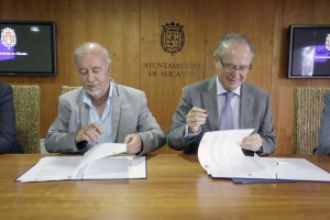 Valor y Ferrer firmando el acuerdo